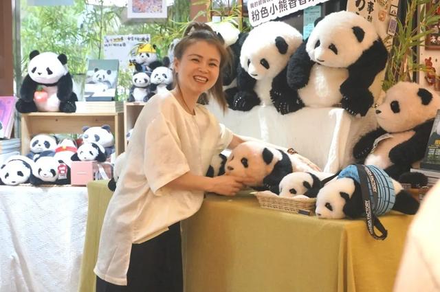 人在锦江，流行把大熊猫er带回家？