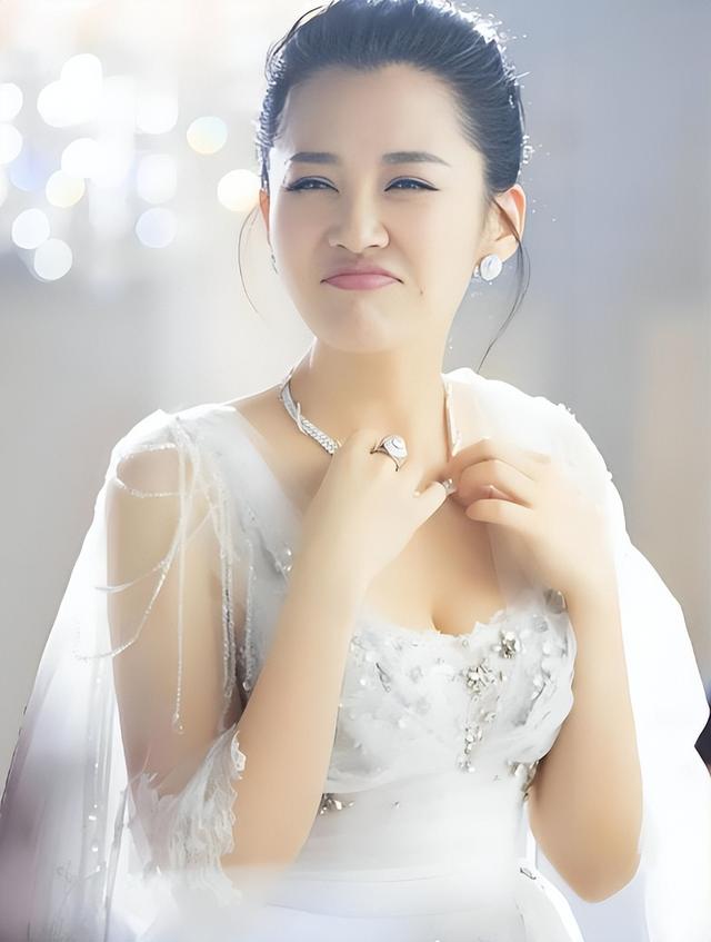 她一生 “风流成性、老少通吃”，撩汉无数，现如今56岁却依旧单身