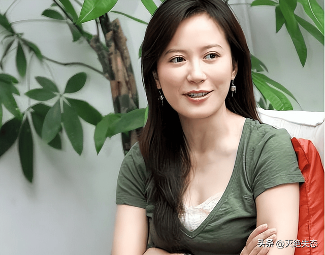 至今未婚未育，身边却有男人陪了近 20 年！54岁的她才是人间清醒