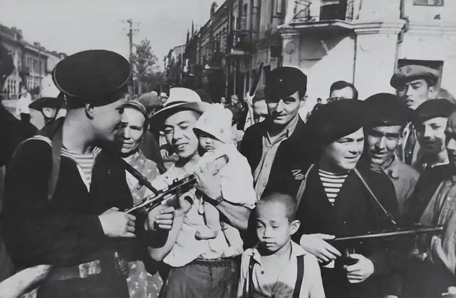 蒋介石在日记里坦言：重庆谈判放走毛主席，全是因为这两点！