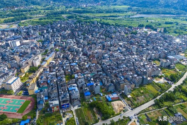 这样的特色民居只有在福建宁德才能遇见，跟千年古镇仅隔着条国道