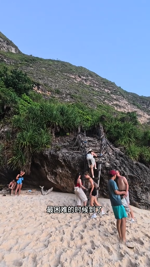 血亏！中国小伙攒钱去巴厘岛，路是烂的 遍地垃圾，还得吃“狗粮”
