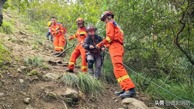 白云区云雾山:女子登山体力不支被困山顶,消防员绳索救援安全下山