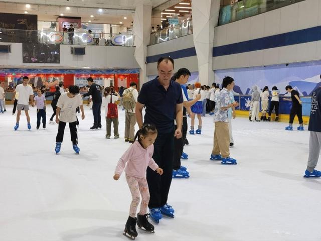消暑纳凉新选择：正佳冰雪场馆打造暑期都市冰上乐园
