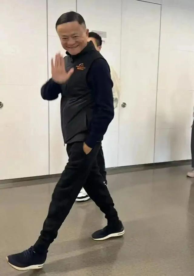 三星掌门人北京逛街，穿“老头马甲”秒售罄！有钱男人为啥爱马甲