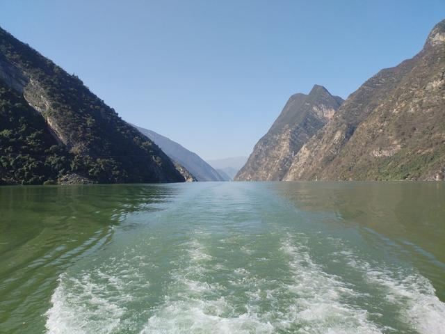 鄂渝行第四天（上）：小红船换小白船，从巫山到巴东