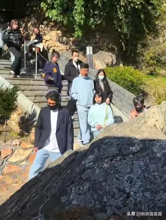辛柏青终于露面了！和李乃文一起现身大孤山，17岁女儿像朱媛媛