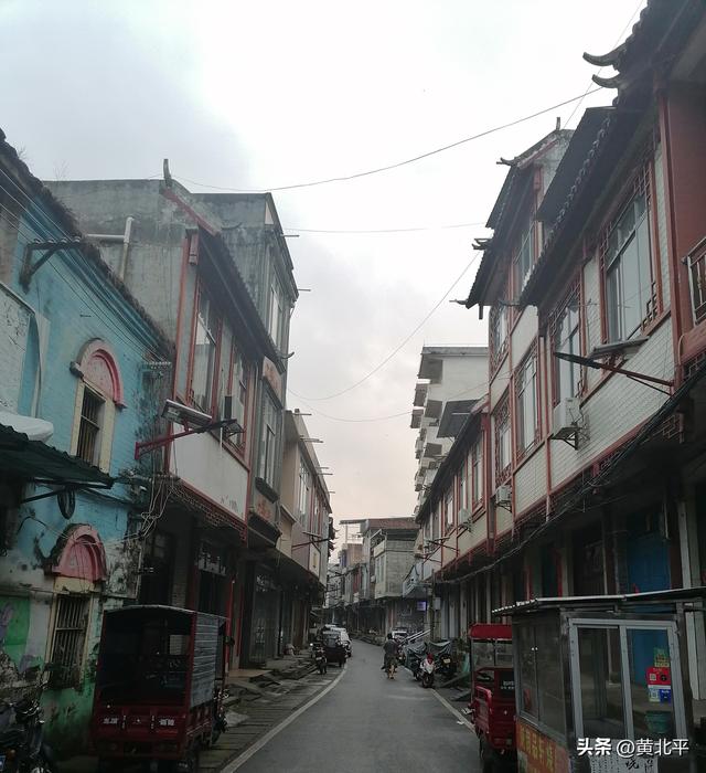 广西百色靖西市与崇左大新县交界的边境小镇，史上是岑氏土司辖地
