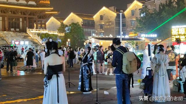 2013年建成的广西古镇，占地40万平方米，白天空荡荡夜晚十分热闹