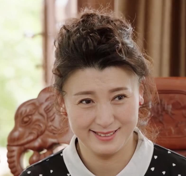 一顿饭11个菜，客厅大得能打球	，哭穷的闫学晶害惨“啃老	”的儿子