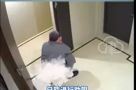 太离谱！男子连续20天在邻居门口大小便物业回应，事情果然不简单图片
