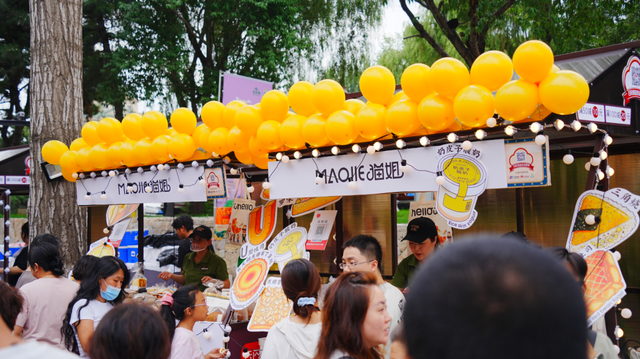 339.6万人点赞“向新”，文化与烟火点亮城市夜晚