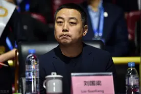 尴尬！刘国梁公开现身，直播间满屏“下课”，评论一边倒挺樊振东图片