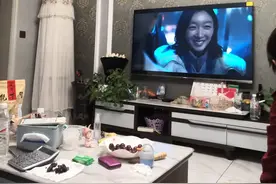 越来越多人电视不挂墙上了，学学广东人的设计，太高级了！图片