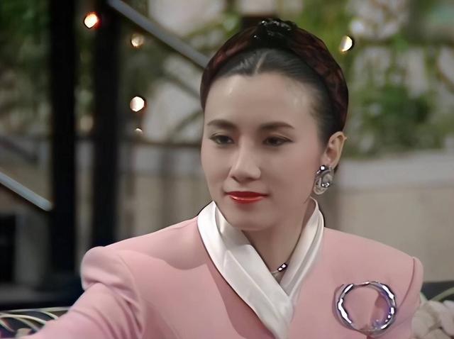 78岁连路都走不稳还开演唱会	，全网骂声一片，她却扬言回馈粉丝