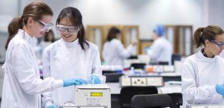 英国：我们觉得中国是竞争对手，中国：别闹，你连赛道也挤不进！