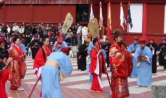 对琉球措辞变了，中美摊牌倒计时，高市请求对话，中方送上7个字