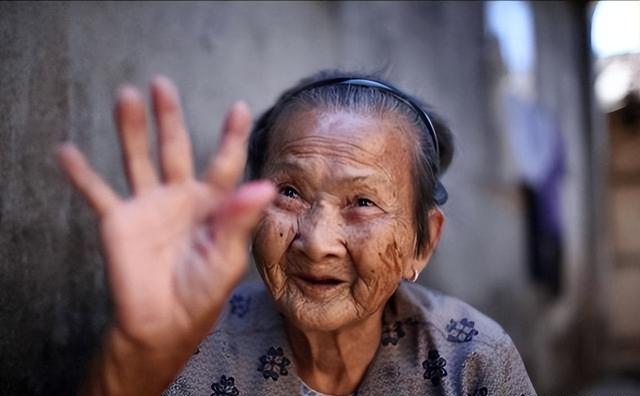 中国将迎来人口死亡高峰！22年1041万人去世，23年1110万，去年呢