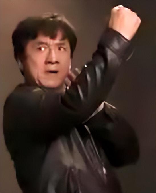 官媒对成龙的称呼变了，三字之差释放强烈信号，王晶的话有人信了