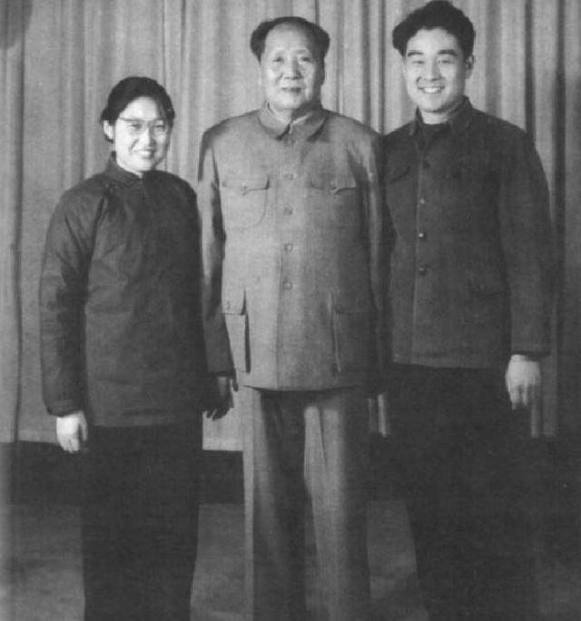 贺怡力劝毛主席和贺子珍恢复关系，毛主席对曾志说：她太不懂事了