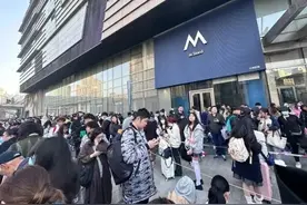 10小时卖了268万！有人带着被子熬夜排队，网友：无法理解图片