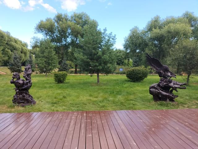贾永学战友随团旅游，经过伊春林都木雕园，与张永学短聚游园！