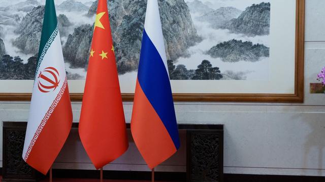 拿到稀土后，特朗普变卦了，不急着达成协议，先逼中国做一件事