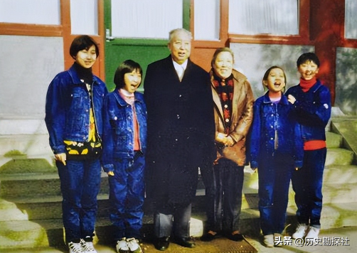 1961年，华国锋一家六口的合影，40岁的他长相周正，妻子端庄贤惠