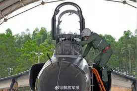 组图！南部战区空军某旅多课目飞行训练图片