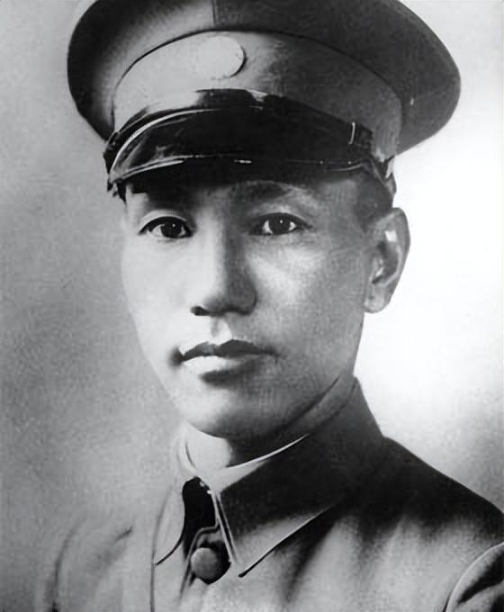 老蒋临死都想不到，最大的卧底不是吴石，而是天天陪他开会的他!