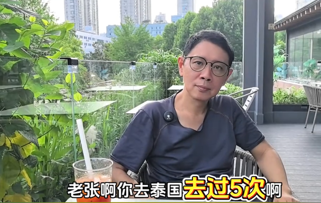 58岁中国大叔一夜暴富，出国专猎洋妞，却不敢碰伊朗女，内幕扎心
