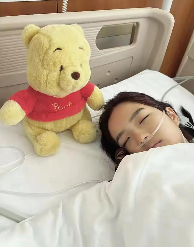 钟丽缇女儿住院做膝盖手术，盖被都是奢侈品，全家出动照顾好温馨