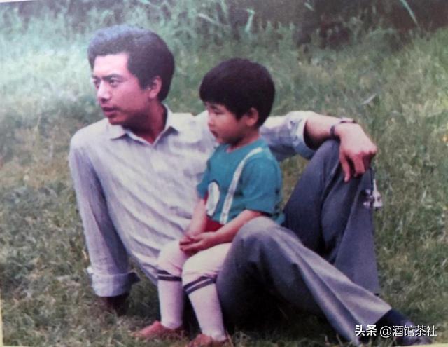 父亲是央视“一哥”，母亲是商业精英，他却凭一己之力娶影后之女