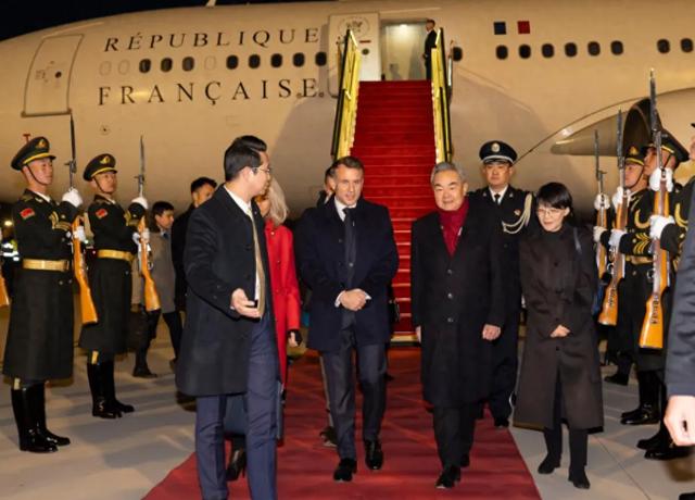 难怪马克龙笑得合不拢嘴，刚一落地北京	，中方就给足他排面