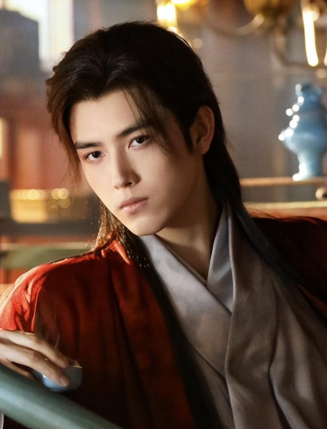 长得太美被导演占为己有，4年后生下大明星儿子，17岁就成男一号