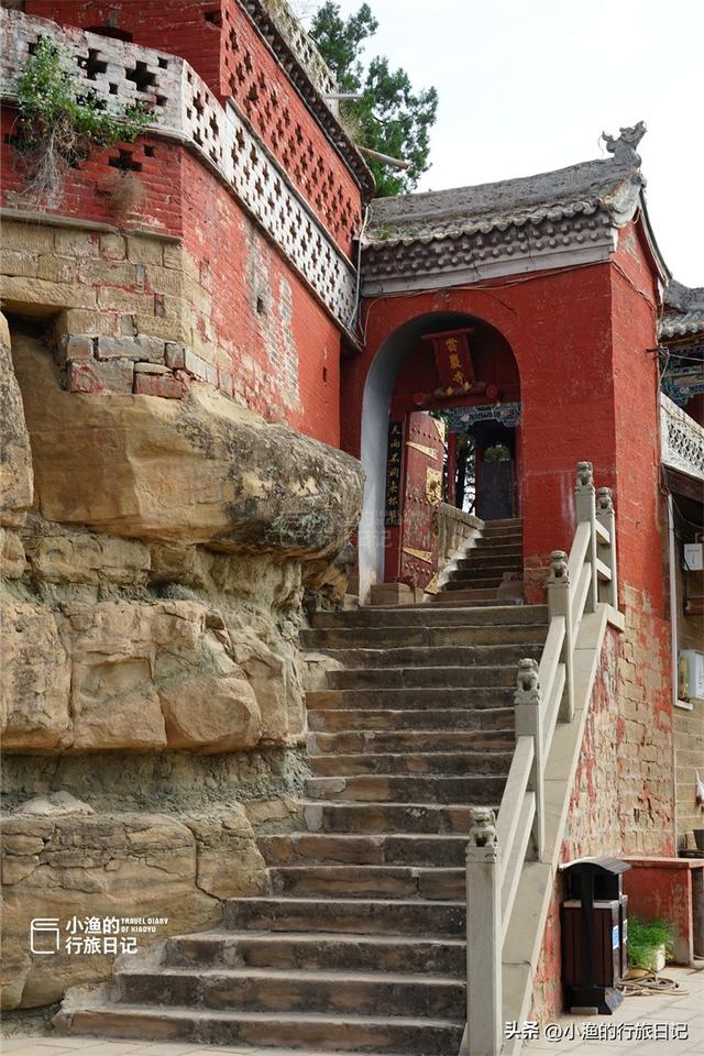陕西黄河岸边千年石窟寺，建在红色石头上，三面凌空、内有乾坤