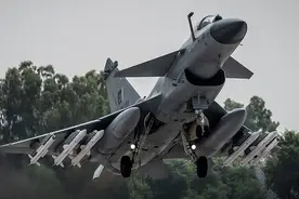 巴空军歼10CP满挂载曝光，4中2近火力不足？解放军歼10C如何图片