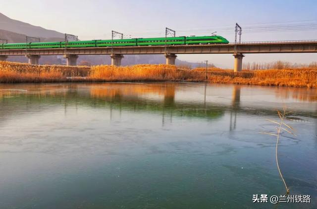 #“我的铁路风景”故事汇#丹霞如火，动车驶过侏罗纪时光