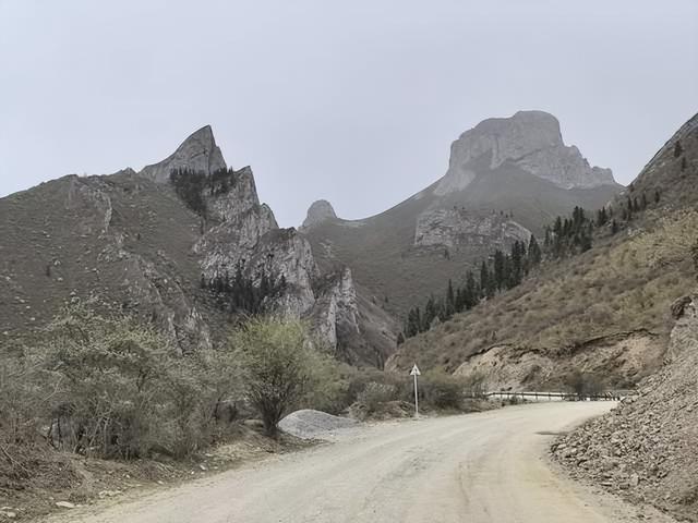 开房车自驾洛克之路，沿途的风景与路况怎么样呢？