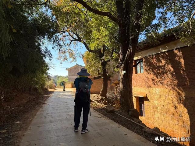 走石林仙女湖、观雷打石石林，徒步穿越绵延石林间，我们惊叹不已