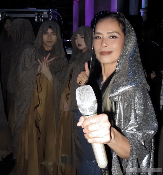 脊柱断裂、前夫已死，63岁的"亚洲天后"韦唯，已然走上了另一条路