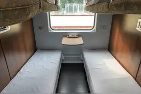 火车卧铺裸睡引热议，有必要区分男女车厢吗？图片