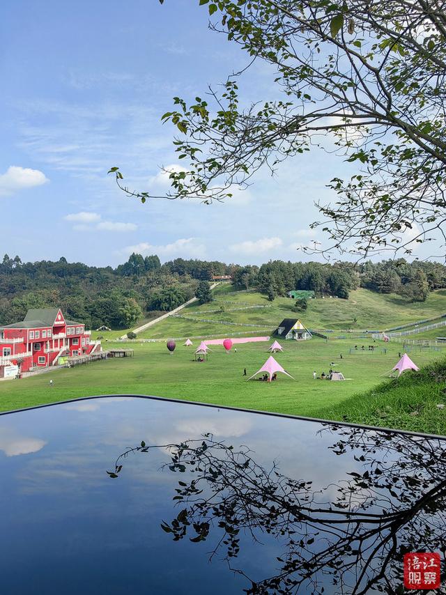 蓝天草地间，风温柔，心自由