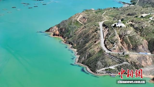 航拍青海尖扎夏日黄河沿岸风光
