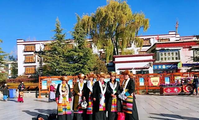 拉萨的冬天是16度的日光倾城，温暖到不想走。