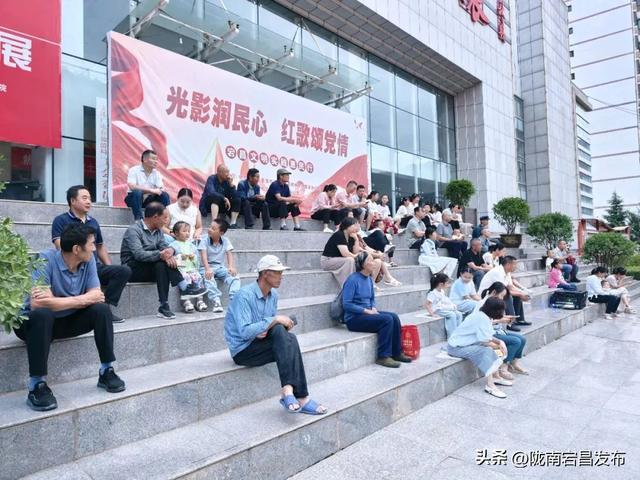 避暑胜地·康养宕昌｜夜逛宕昌：从舌尖到脚尖，游客乐不停