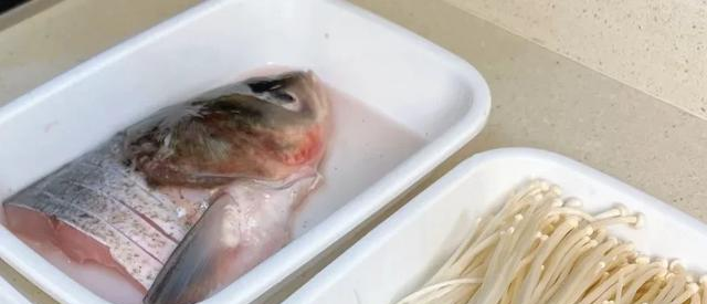 天冷了，怎么少得了这道菜呢？冬日里的鱼头豆腐煲