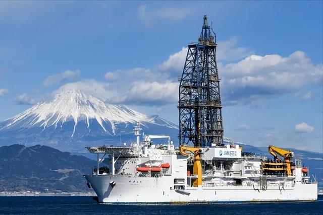 中方重拳砸下第6天，高市早苗终于认怂	，向全世界叫屈却无力报复