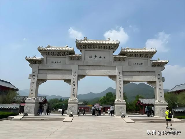 景区大门越建越远？别被“保护”忽悠了，这背后的账本才更刺眼
