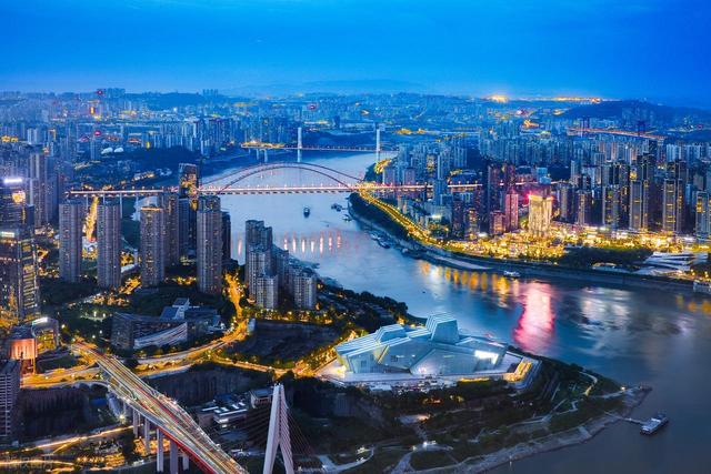 我国“最神奇”的城市，楼顶是马路，车在空中跑，常被误认为是省